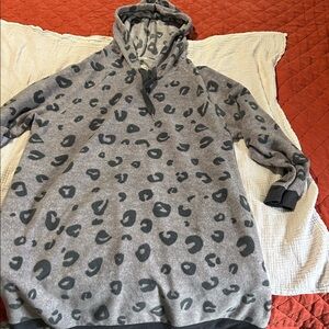 Koolaburra by UGG Gray Leopard Print Hooded Fleece Lounger